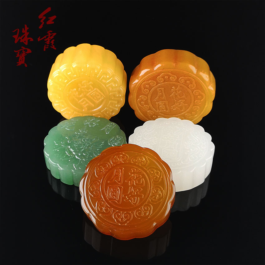 五福月饼选用天然五种玉石原料精心设计雕刻打磨而成,有金丝白玉,黄玉